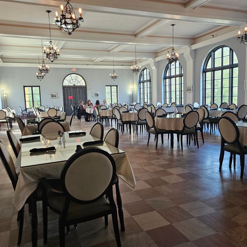 The Dining Room That Keeps People Coming Back The Dining Room That Keeps People Coming Back