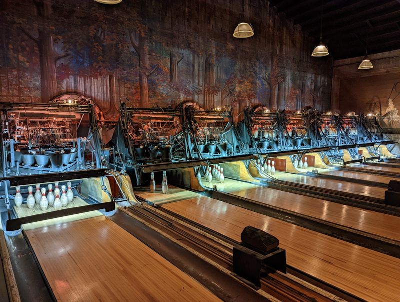 The Old-Time Pin Machines That Steal the Show