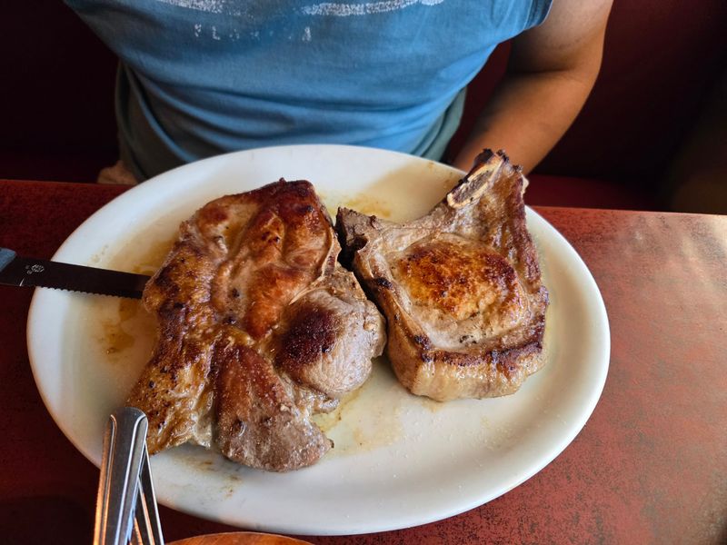 The Steaks And Chops That Draw A Crowd The Steaks And Chops That Draw A Crowd