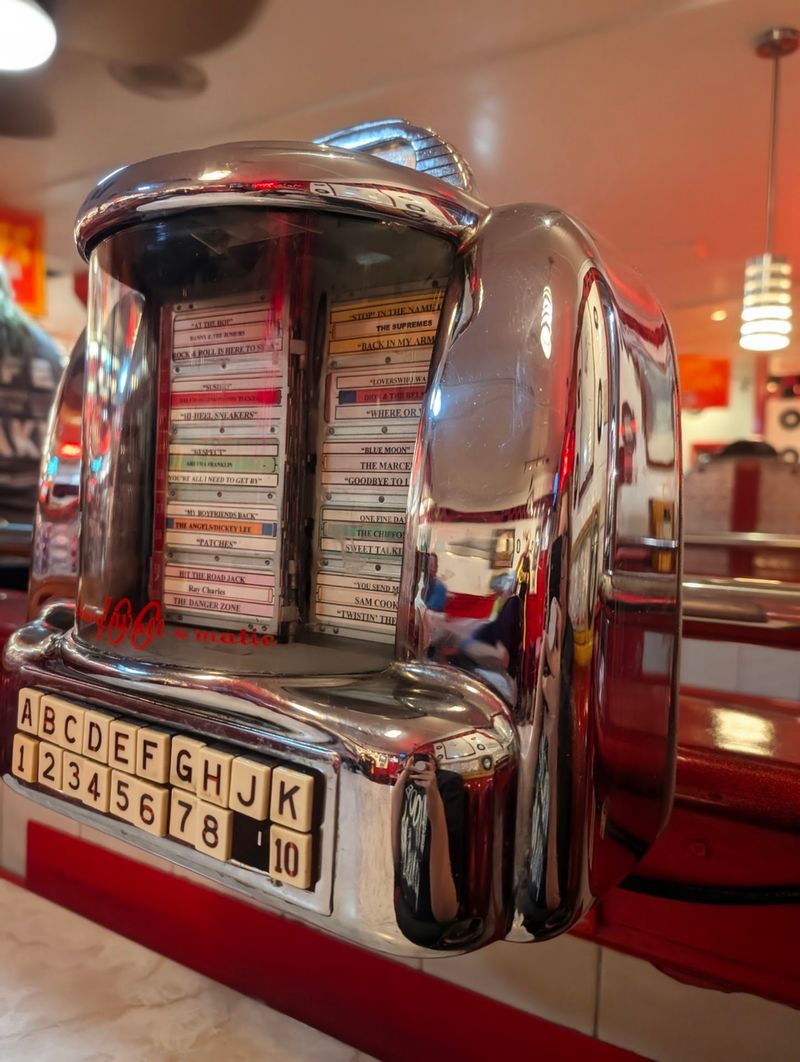 The Wall Jukebox And Oldies Soundtrack