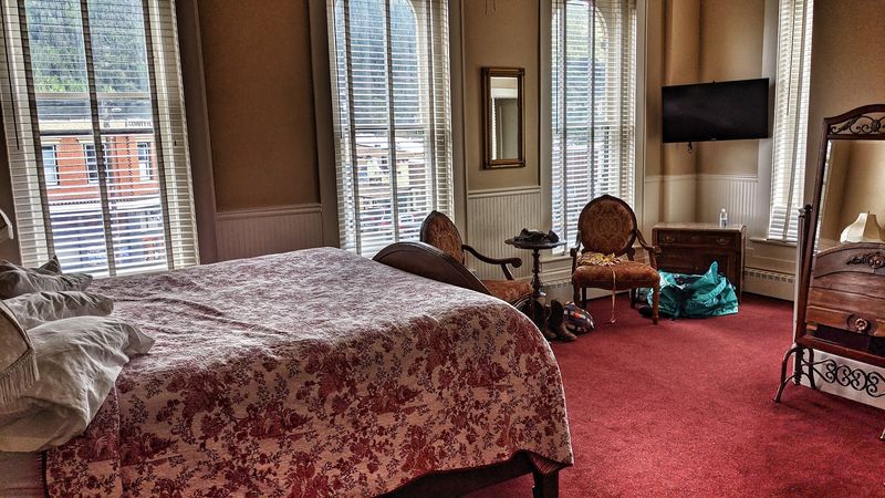 Victorian Rooms With Four-Poster Beds And Clawfoot Tubs