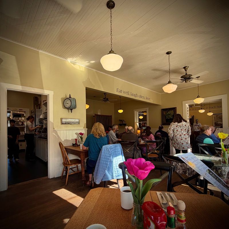 Warm Service and a Farmhouse Feel Warm Service and a Farmhouse Feel