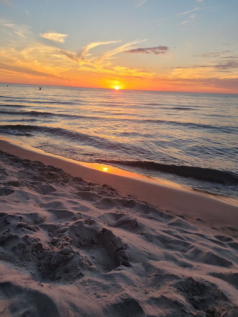 When the Sun Goes Down Over the Lake