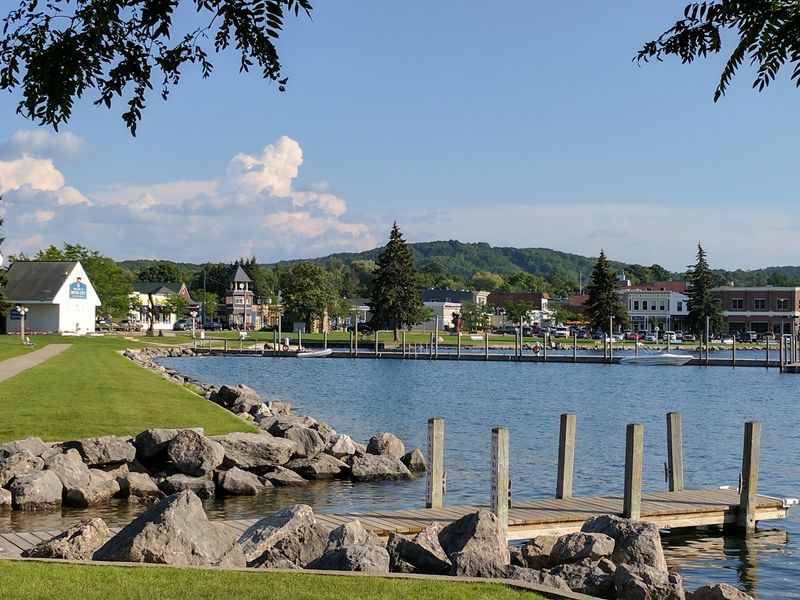 Where This Lakeside Community Sits