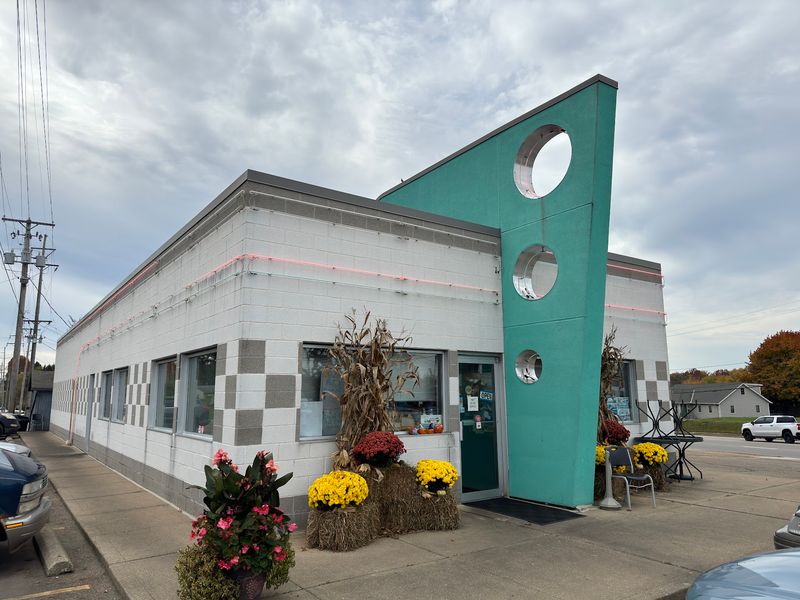 Where To Find This Retro Hideaway Where To Find This Retro Hideaway
