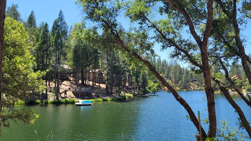 Why Retirees Keep Choosing This Lakeside Life