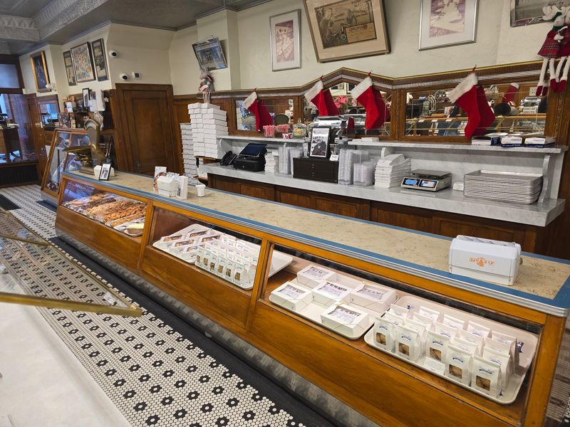 Why the 8th Street Original Still Wins Hearts