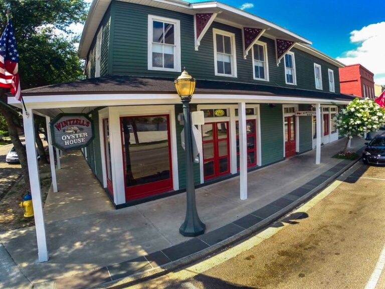 Order The Oyster Po’boy At This Mobile Institution That’s Been Shucking Since 1938