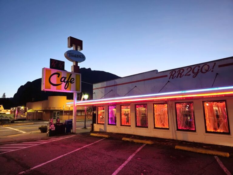 Since 1946, Twede’s Cafe In North Bend Has Been Serving Cherry Pie Straight Out Of Twin Peaks