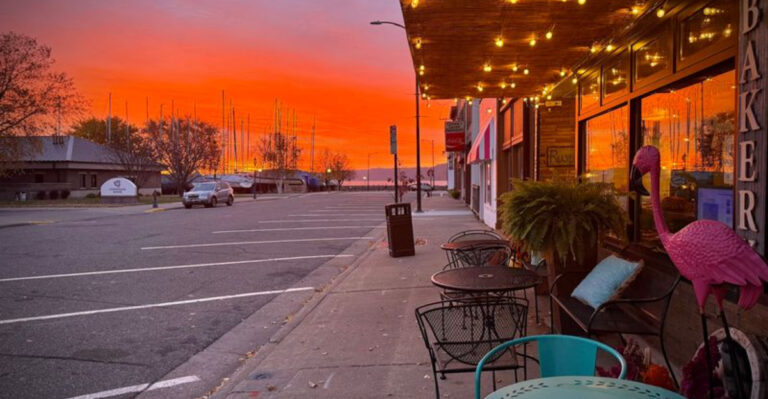 This Walkable Little Waterfront Town In Minnesota Is An Easy, Relaxing Day Trip Full Of Shops And Cafes