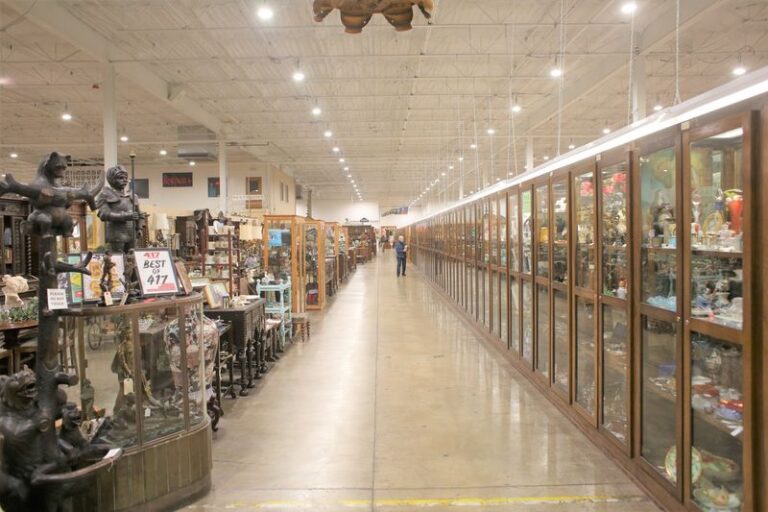 You Can Wander Miles Of Underground Rooms At This Enormous Missouri Antique Mall