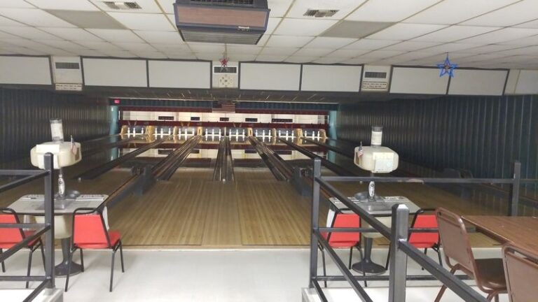 Step Inside This Historic Texas Bowling Club Where They Still Set The Nine Pins By Hand