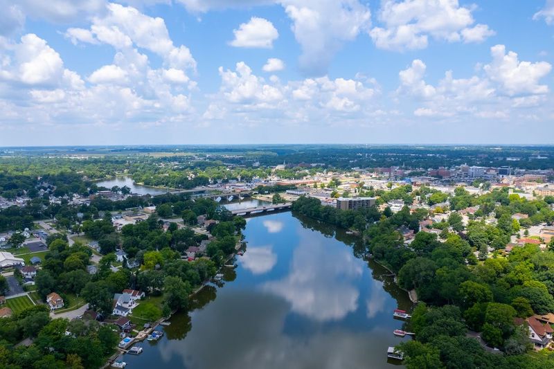 Craving A Slower Pace? These 11 Quiet, Safe Illinois Towns Deliver Just That