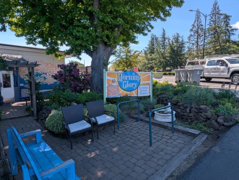 Warm Up With A Bowl Of Marionberry Cobbler At This Cozy Ashland Cafe After A Hike