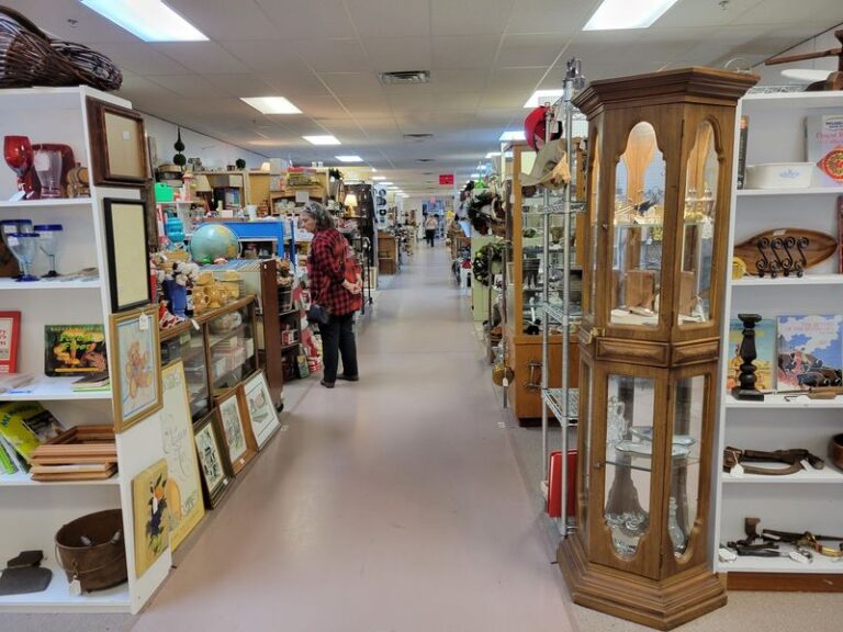 This Enormous Virginia Antique Mall Even Hands You A Map So You Won’t Miss A Single Treasure