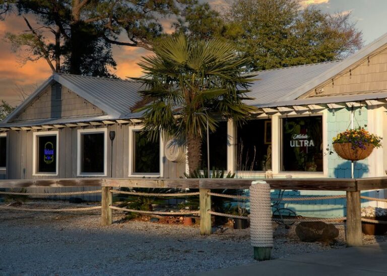 These 8 Small-Town Alabama Seafood Joints Serve The Fried Snapper Locals Drive Hours For