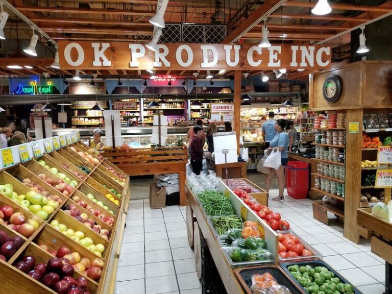 Every Weekend, The Crowds Pack Into Philadelphia’s Reading Terminal Market For Its Amish Breakfast Counters
