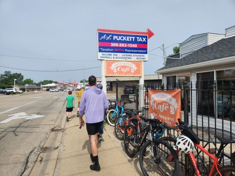 In A Small Illinois Town, This Cozy Mom-And-Pop Diner Packs Its Parking Lot For Homestyle Breakfast