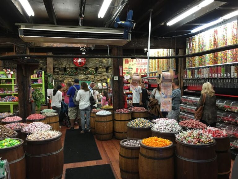 This Old-Fashioned Savannah Candy Store Still Pulls Taffy By Hand And Fills Jars With Southern Sweets