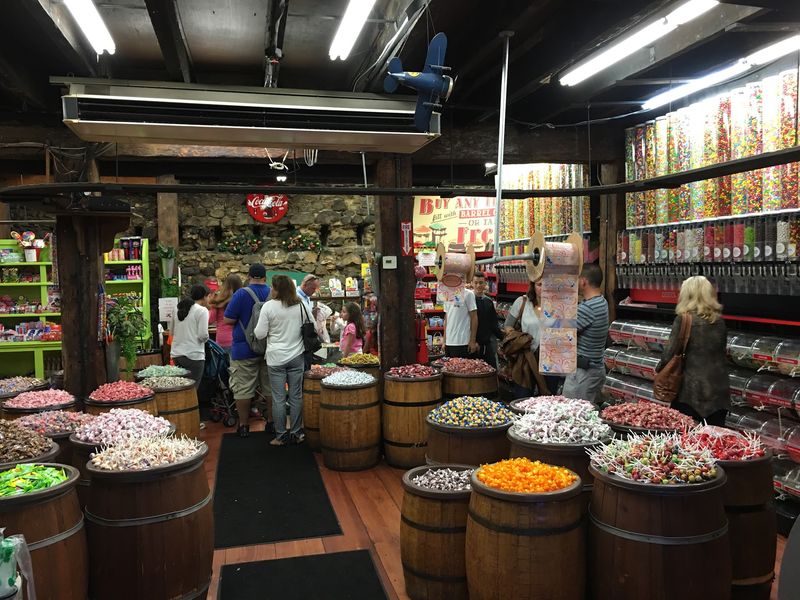 This Old-Fashioned Savannah Candy Store Still Pulls Taffy By Hand And Fills Jars With Southern Sweets
