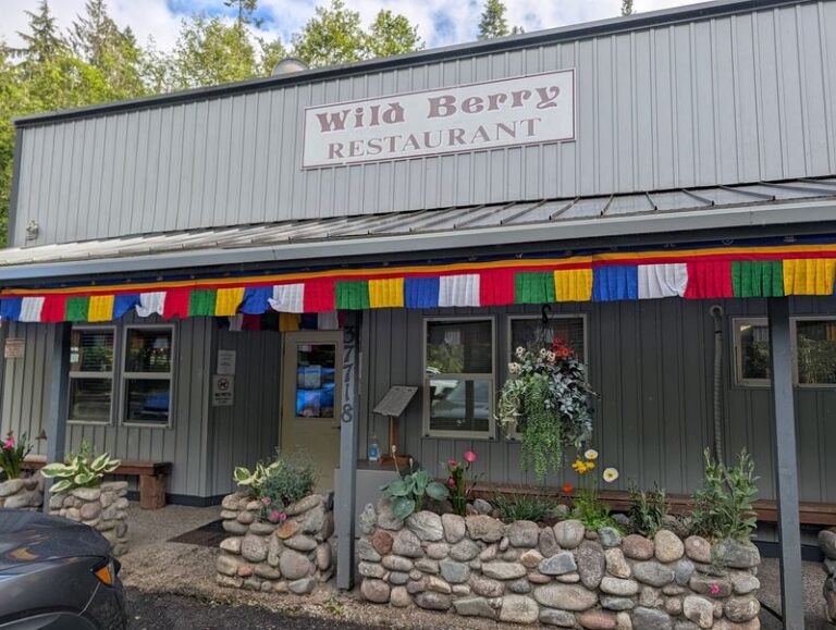 People Drive From All Over Washington For The Cinnamon Rolls At This Tiny Bakery Near Mount Rainier