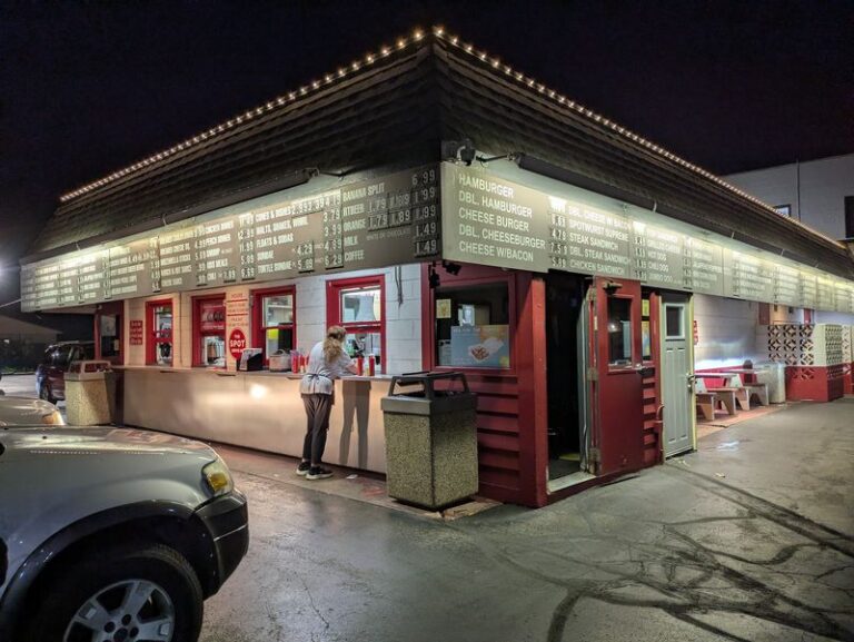 Craving A Real Chicago-Style Hot Dog? This Kenosha Stand Piles On Every Classic Topping
