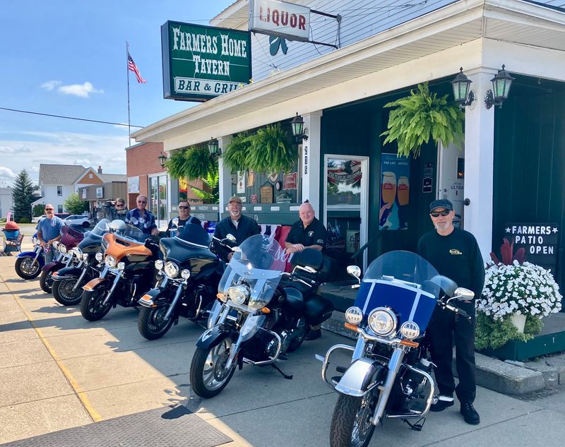People Drive Across Michigan For The Broasted Chicken At This Old Small-Town Tavern In Hemlock