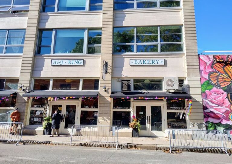 Follow The Line To This Salem Bakery Where The Cannoli Are Filled While You Wait