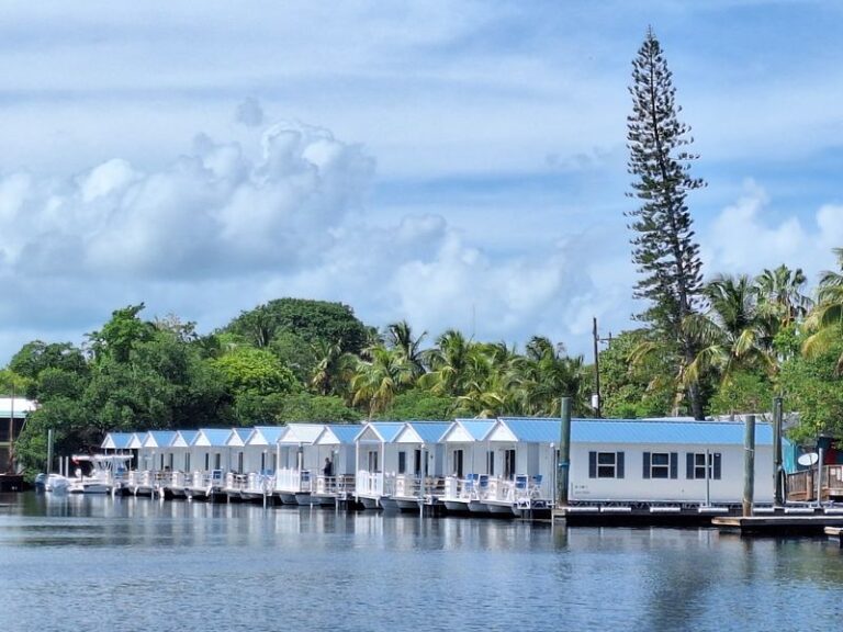 In The Florida Keys, These Houseboats Let You Wake Up On The Water With Manatees Drifting By