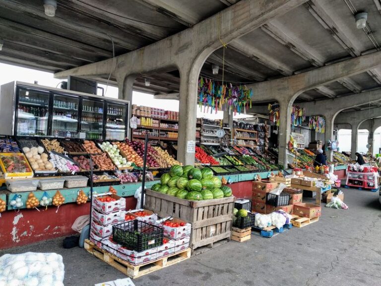 These 9 Georgia Farmers Markets Are Where Locals Load Up On Peaches, Boiled Peanuts, And Fresh Bread