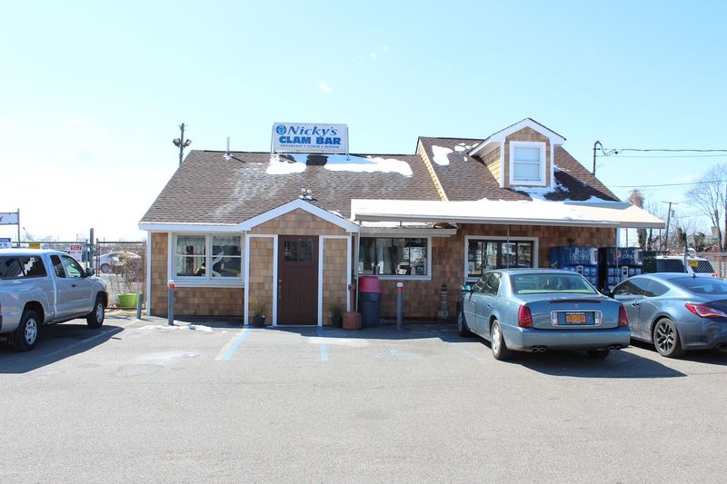 Hidden On Long Island’s South Shore, This Clam Bar Still Shucks Littlenecks Right At The Counter