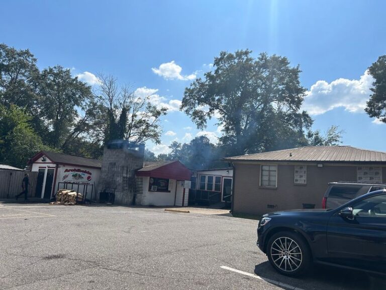 A Small Alabama Town Draws Barbecue Fans For The Pulled Pork At This Old Corner Joint In Northport