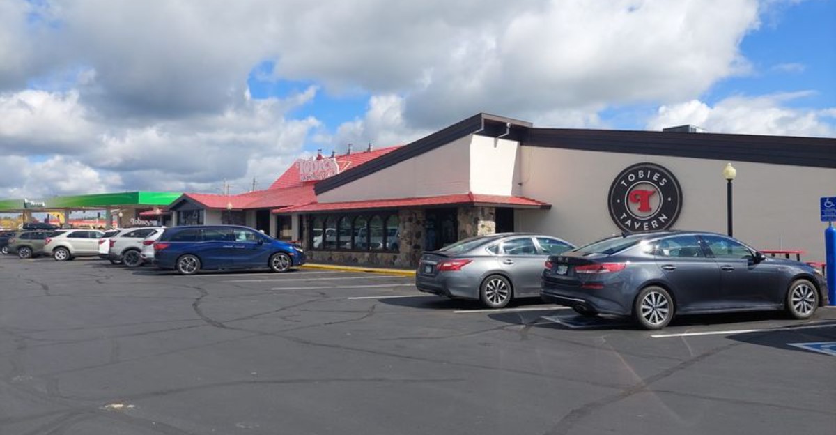 Locals Line Up For The Broasted Chicken At This Small-Town Minnesota Cafe Every Sunday
