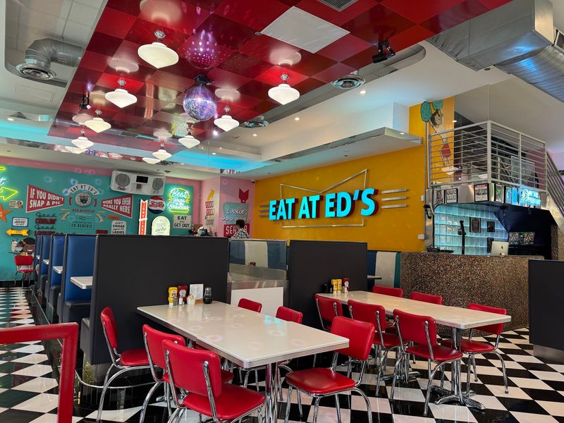 This Retro ’50s-Themed Diner In Illinois Serves Up Comfort-Food Breakfasts With Wisecracking Servers Who Sing And Dance On The Tables