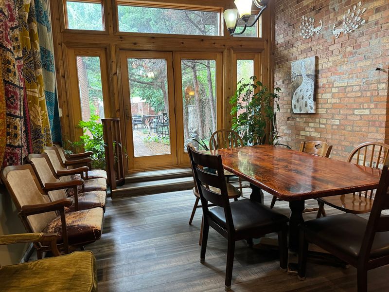 A Back Room Built for Laptops and Meetings