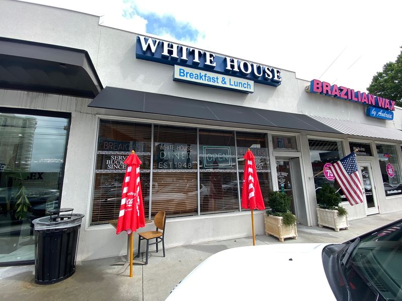 A Buckhead Diner Hiding in a Strip Mall A Buckhead Diner Hiding in a Strip Mall