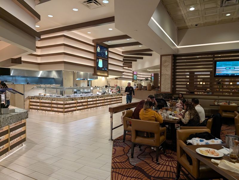 A Buffet Inside the Atlantis