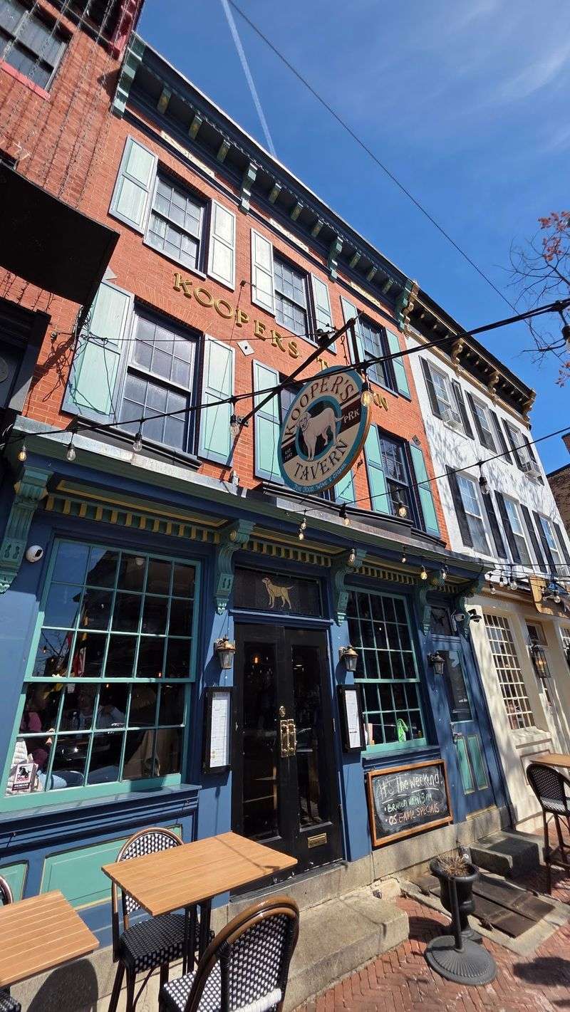A Corner Pub on Thames Street