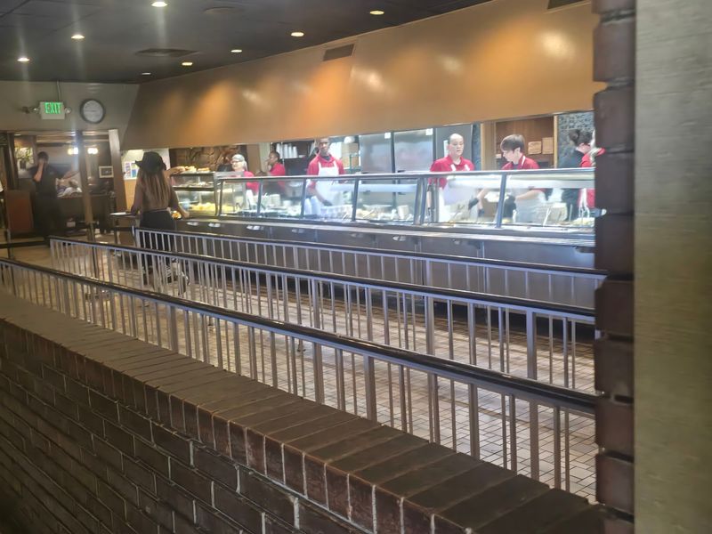 A Dining Room Built for Crowds