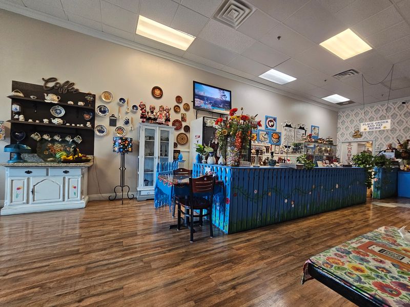 A Dining Room Dressed in Folk Colors A Dining Room Dressed in Folk Colors