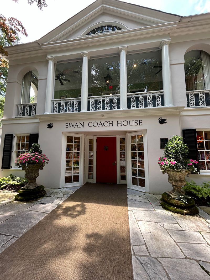 A Lunch Spot on the Swan Mansion Grounds