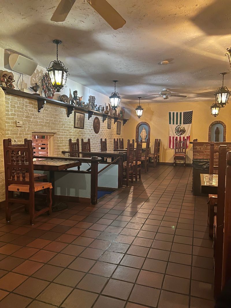 A Patio, a Big Dining Room, and Easy Tables