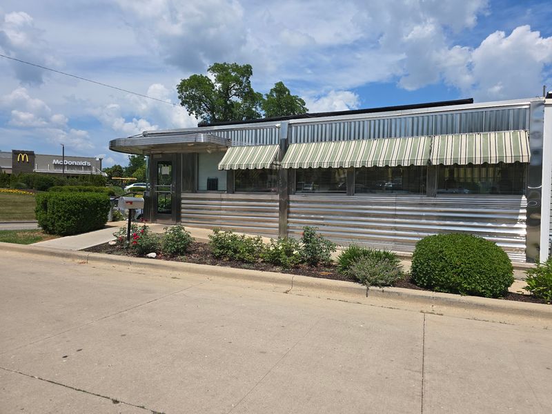 A Railcar Diner on Wells Street