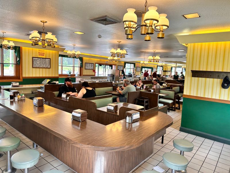 A Retro Landmark on Middle Turnpike