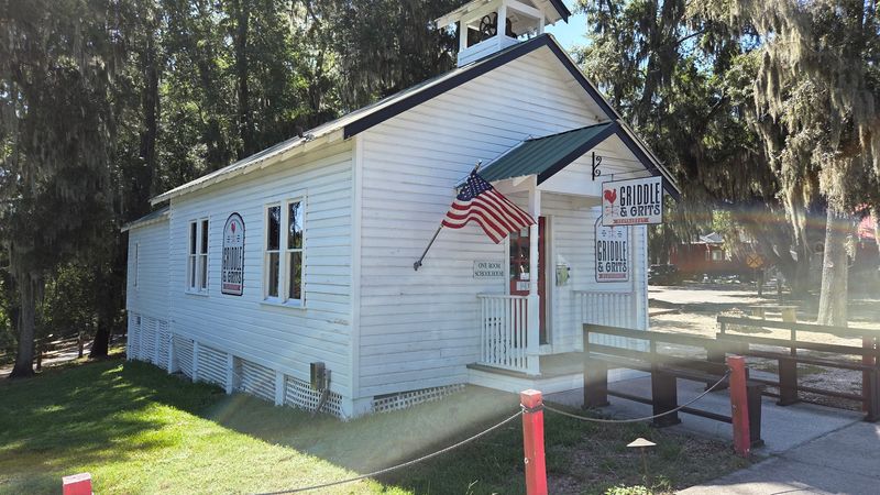 A Schoolhouse Diner on Paris Avenue