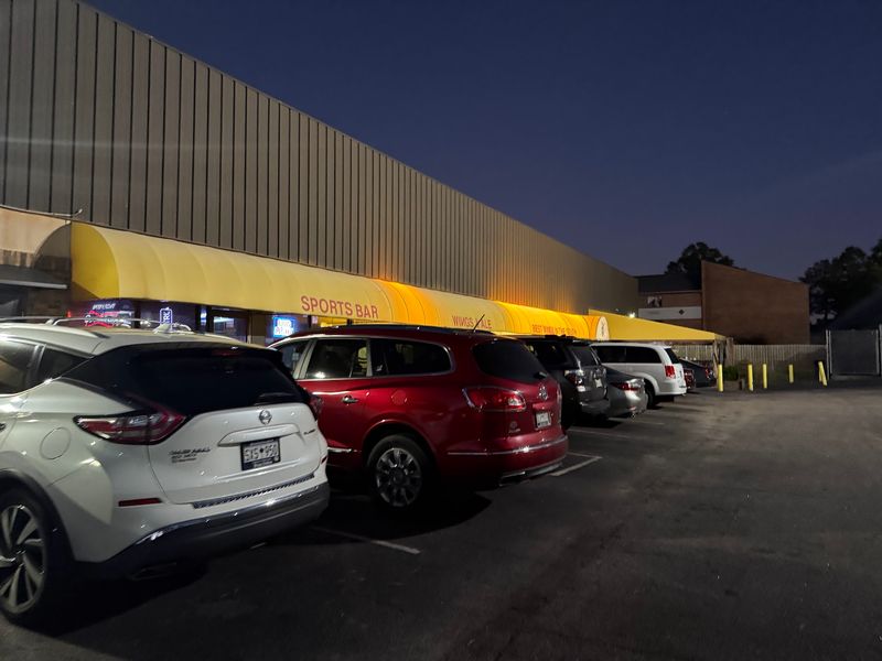 A Wing Spot Tucked Into Outlet Pointe