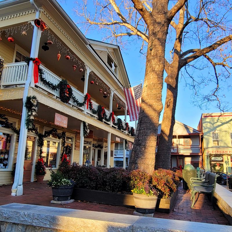 An Unhurried, Walkable Atmosphere An Unhurried, Walkable Atmosphere