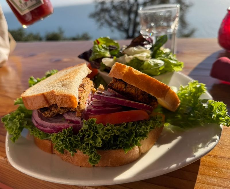 Burgers, Sauce, and a Famous Reputation