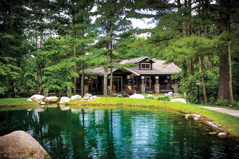 Cabins That Steal the Spotlight