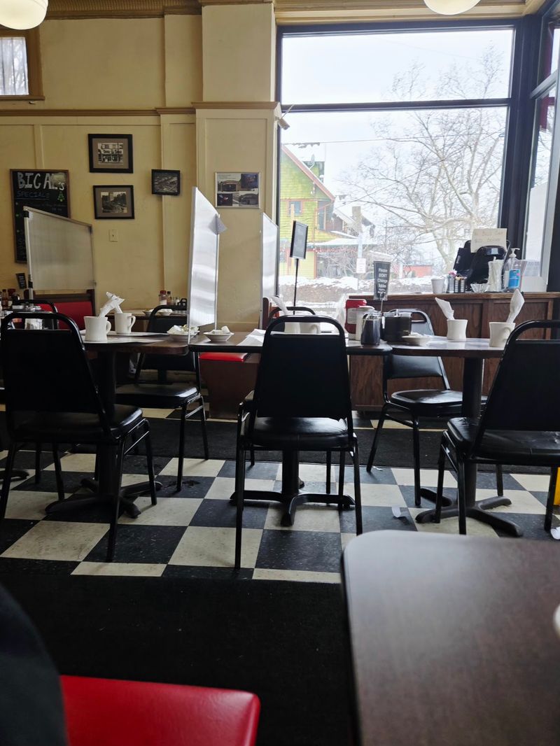 Community Tables and a Lively Room